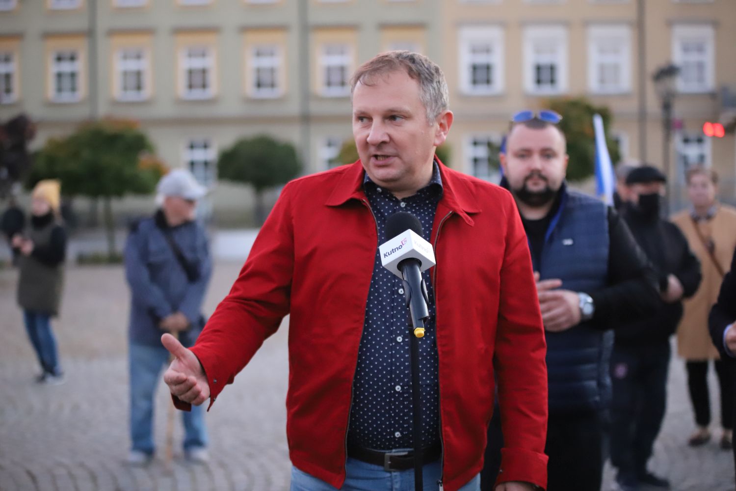 Protest „#Zostaję w Unii” w sercu Kutna. Kilkadziesiąt osób na Placu Piłsudskiego