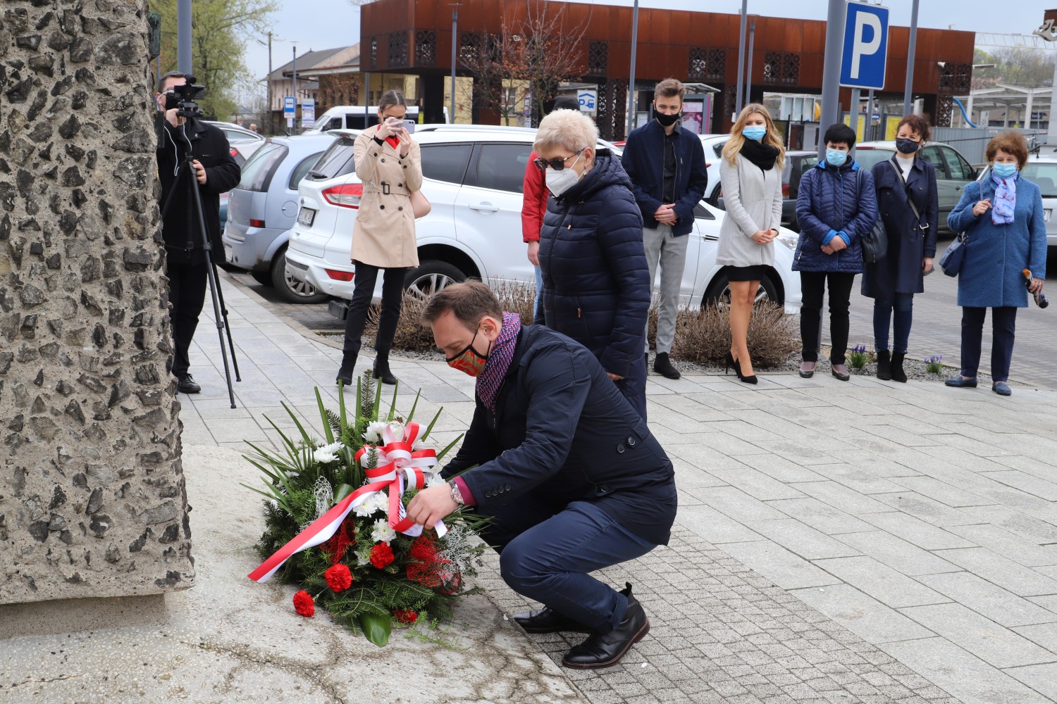 Lewica świętuje pod pomnikiem przy dworcu w Kutnie.