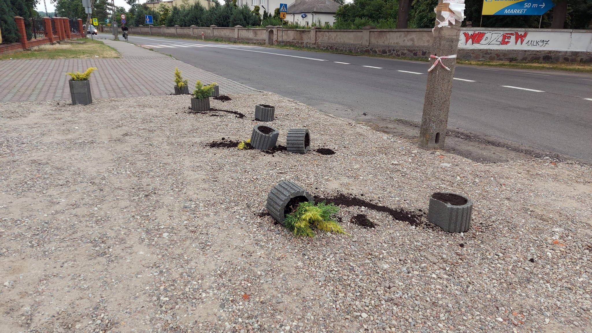 Wandale zniszczyli parafialny parking w centrum Łaniąt