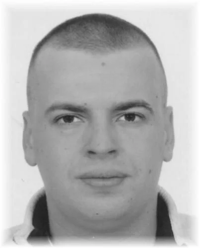 Wruck Marcin z Kołobrzegu, urodzony 07.12.1992. Poszukiwany za handel środkami odurzającymi, substancjami psychotropowymi, substancjami uzupełniającymi, udział w zorganizowanej grupie przestępczej, podanie innej osobie środka odurzającego w celu uzyskania korzyści majątkowych lub osobistych.