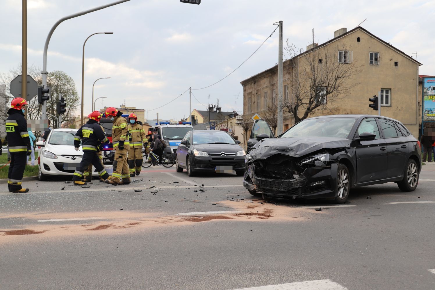 [ZDJĘCIA] Rozbite samochody w centrum Kutna. Na miejscu policja i straż - Zdjęcie główne