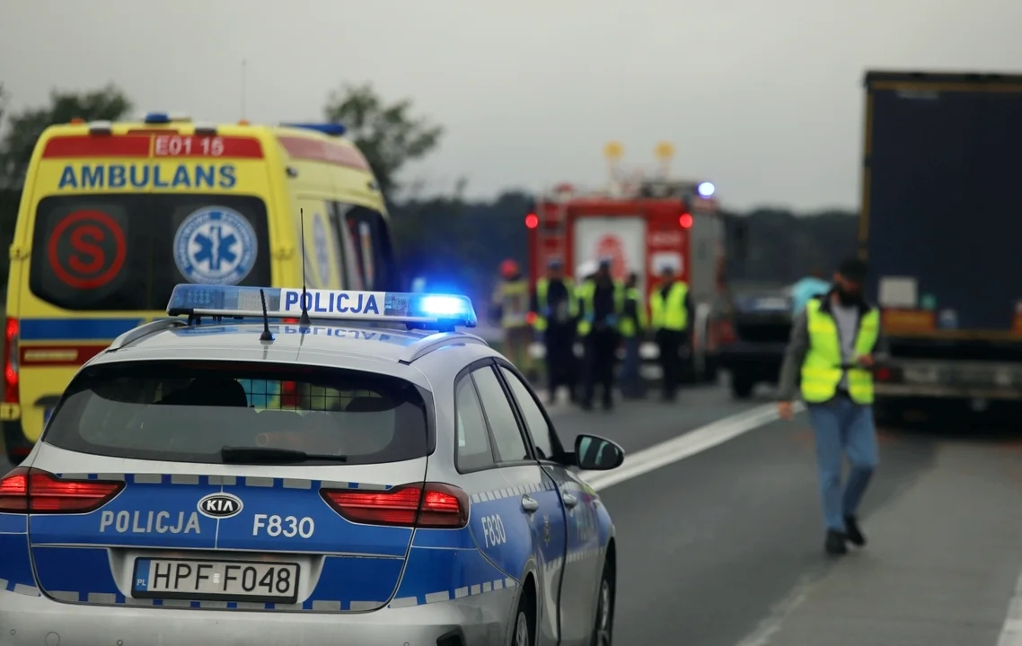 Wypadek na autostradzie. Jedna osoba poszkodowana, po jezdni rozsypały się... ziemniaki - Zdjęcie główne