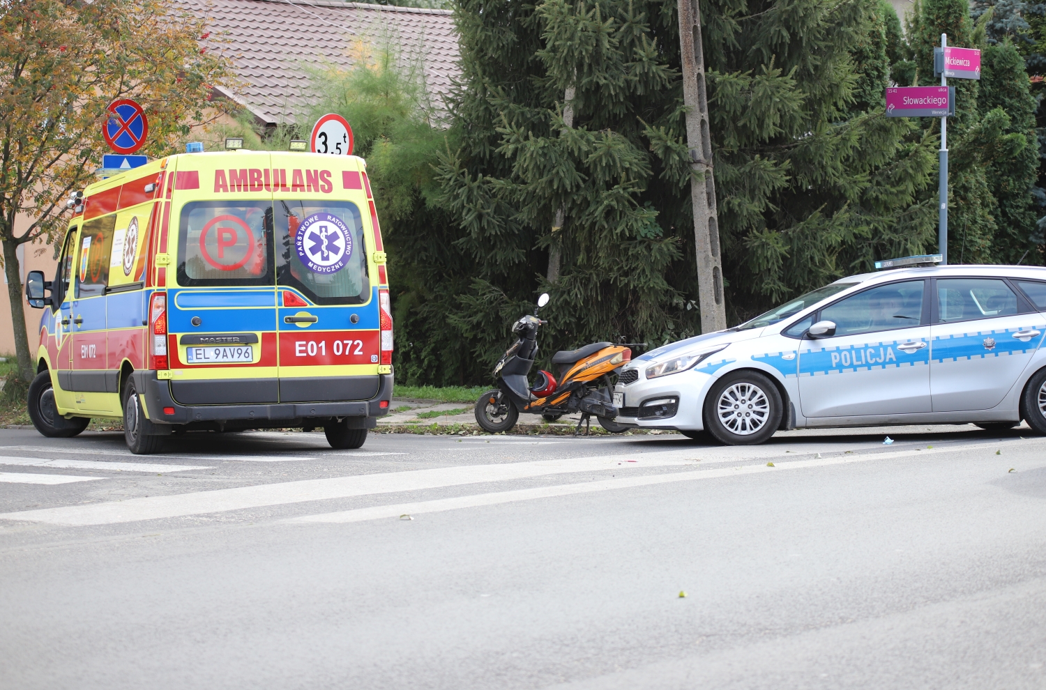 Na skrzyżowaniu ul. Mickiewicza i Słowackiego osobówka potrąciła motorowerzystkę