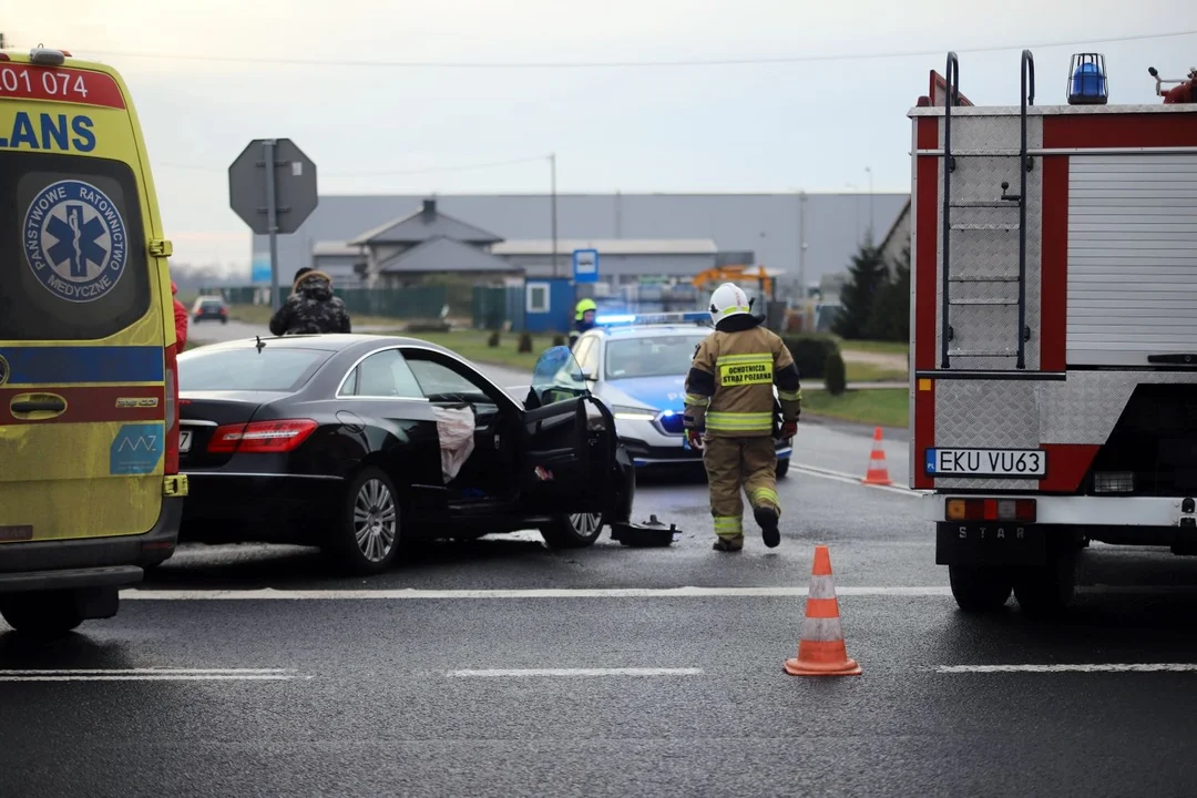 Wypadek na DK 92 w gminie Bedlno. Zderzyły się dwie osobówki