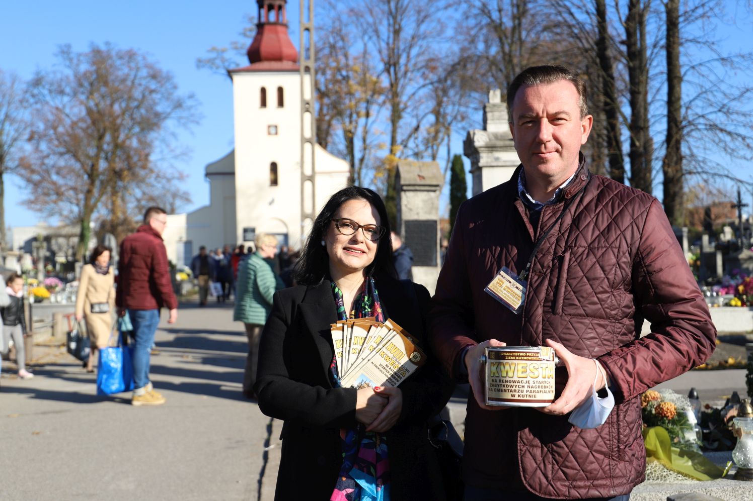 Na cmentarzu tradycyjnie odbywa się kwesta organizowana przez Towarzystwo Przyjaciół Ziemi Kutnowskiej. Biorą w niej udział m.in. lokalni politycy