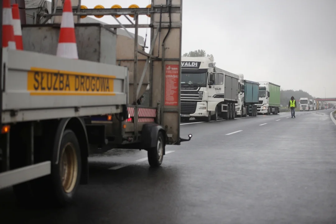 Pożar ciężarówki na autostradzie. Są spore utrudnienia, trwa akcja służb - Zdjęcie główne