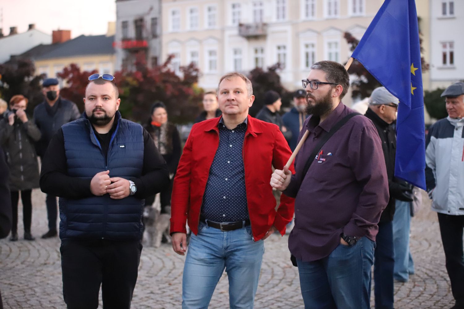 Protest „#Zostaję w Unii” w sercu Kutna. Kilkadziesiąt osób na Placu Piłsudskiego