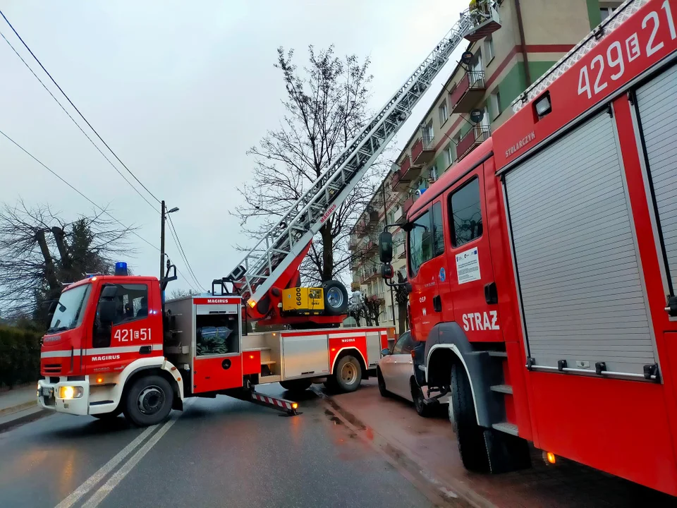 Uszkodzony dach zagrażał bezpieczeństwu przechodniów. Interweniowali strażacy [FOTO] - Zdjęcie główne