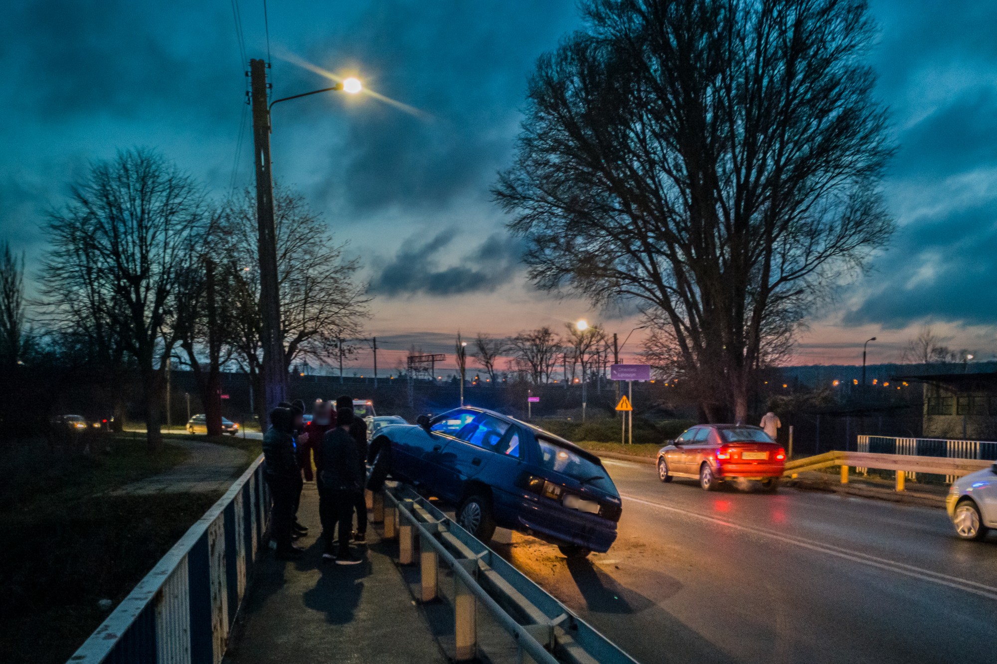 [ZDJĘCIA] Kolizja na moście. Auto wbiło się w bariery - Zdjęcie główne