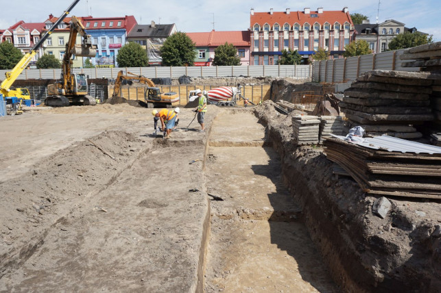 [ZDJĘCIA] Dzieje się w centrum. Jak idą prace na pl. Wolności i Rynku Zduńskim? - Zdjęcie główne