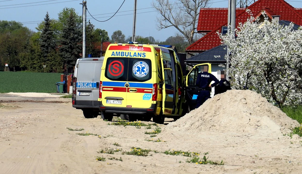 Na jednym z kutnowskich osiedli znaleziono zwłoki. Na miejscu policja i pogotowie [ZDJĘCIA] - Zdjęcie główne