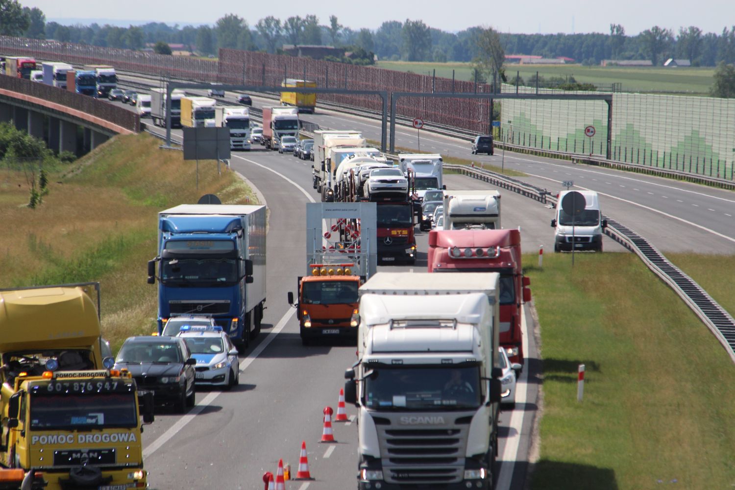 Niebezpieczne popołudnie na A1 pod Kutnem. Zderzyły się dwa dostawczaki  - Zdjęcie główne