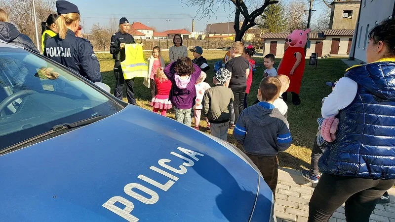 Policjanci z kutnowskiej komendy wraz z „pluszowymi maskotkami” spotkali się z dziećmi z mieszkań wspomaganych w Kutnie przy ul. Majdany