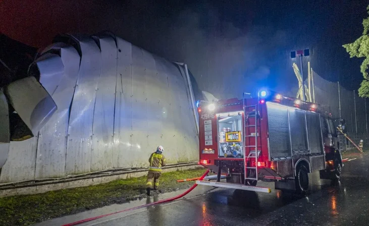 Na składowisku odpadów w Krzyżanówku pod Kutnem wybuchł duży pożar. Straż pożarna relacjonuje swoją akcję