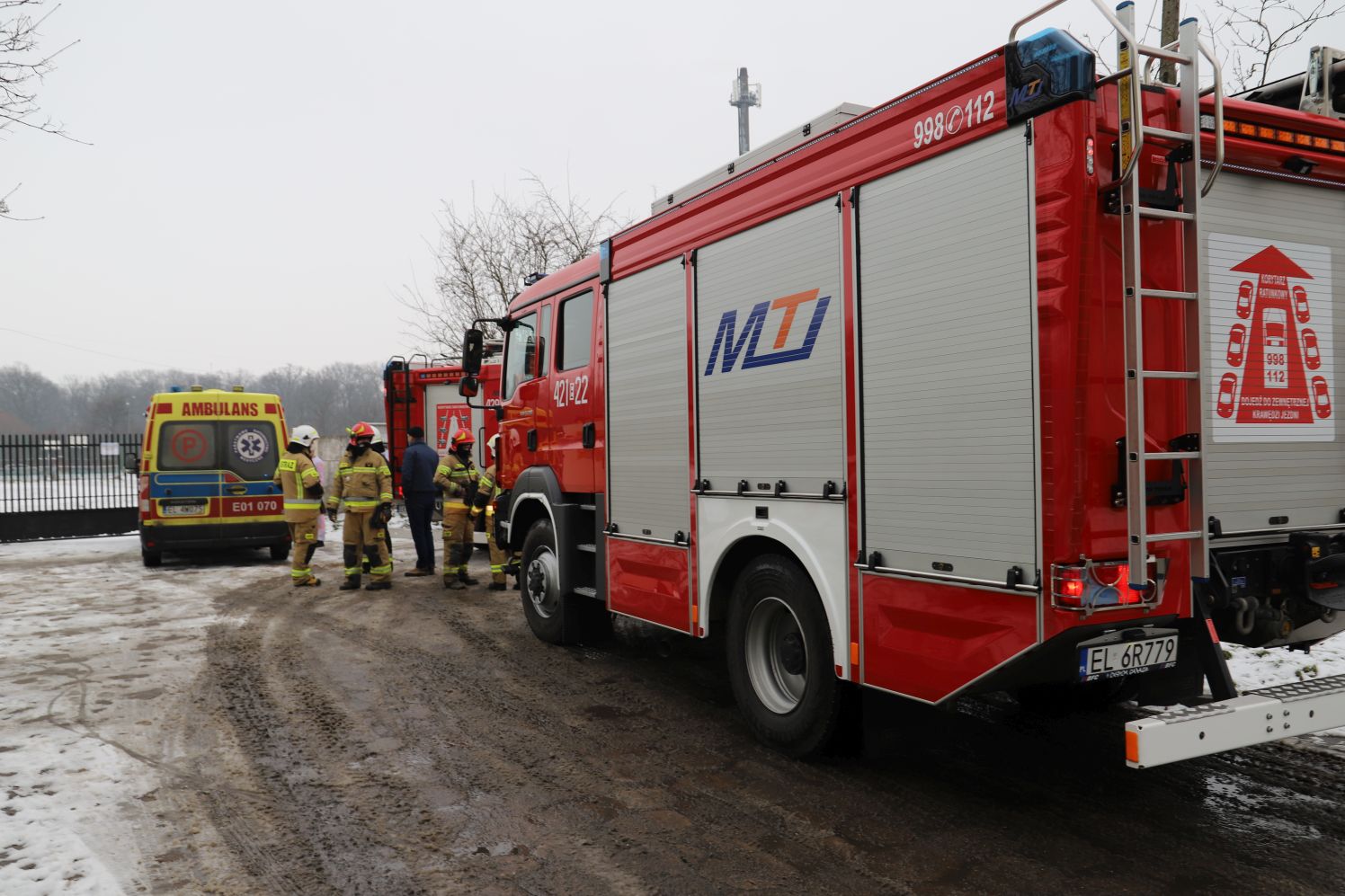 Śmigłowiec lądował na płycie stadionu w Krośniewicach