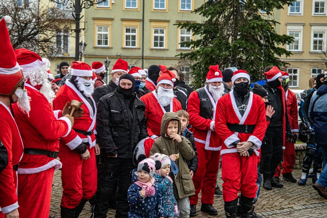 Kutnowscy Moto Mikołaje wyruszyli w paradę po Kutnie. Wkrótce dotrą na Plac Wolności