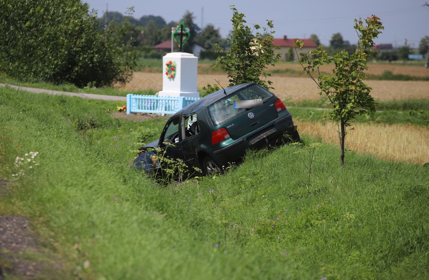 Kierowca wypadł z drogi pod Kutnem. Golf w rowie, na miejscu policja [ZDJĘCIA] - Zdjęcie główne