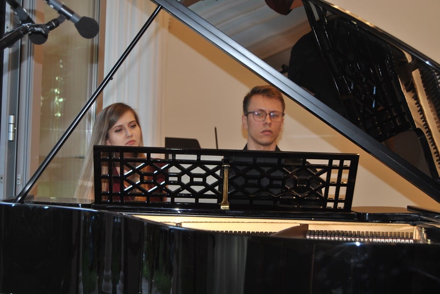 W parku Wiosny Ludów wystąpił duet pianistyczny AM Piano Duo 