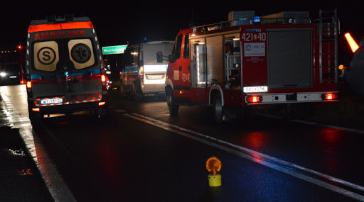 Groźny wypadek pod Kutnem.  Samochód w rowie, są poszkodowani - Zdjęcie główne