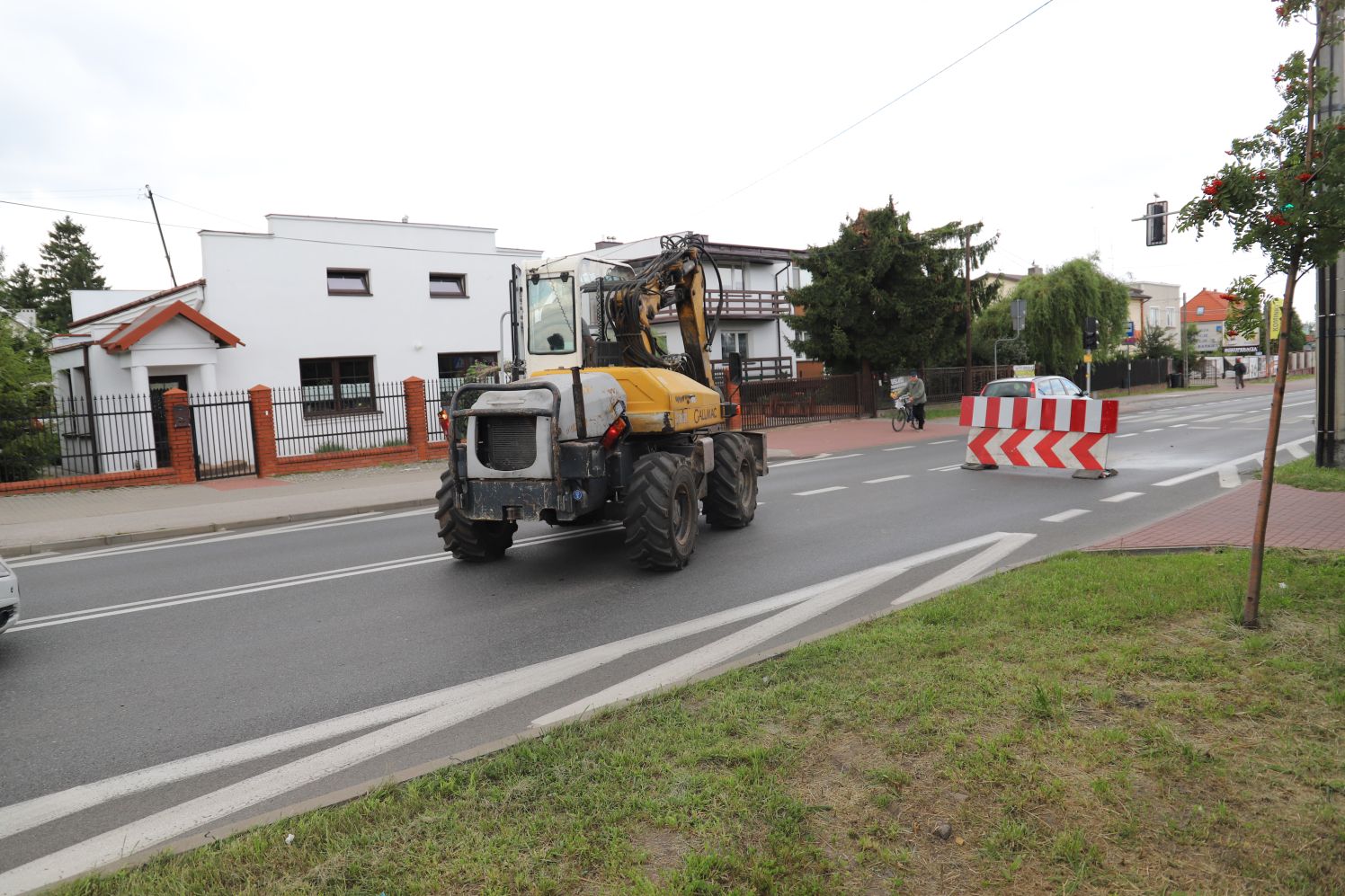 Na Łęczyckiej w Kutnie trwają prace - wymienianie są włazy studzienek (zdjęcie z 18.08.2021)