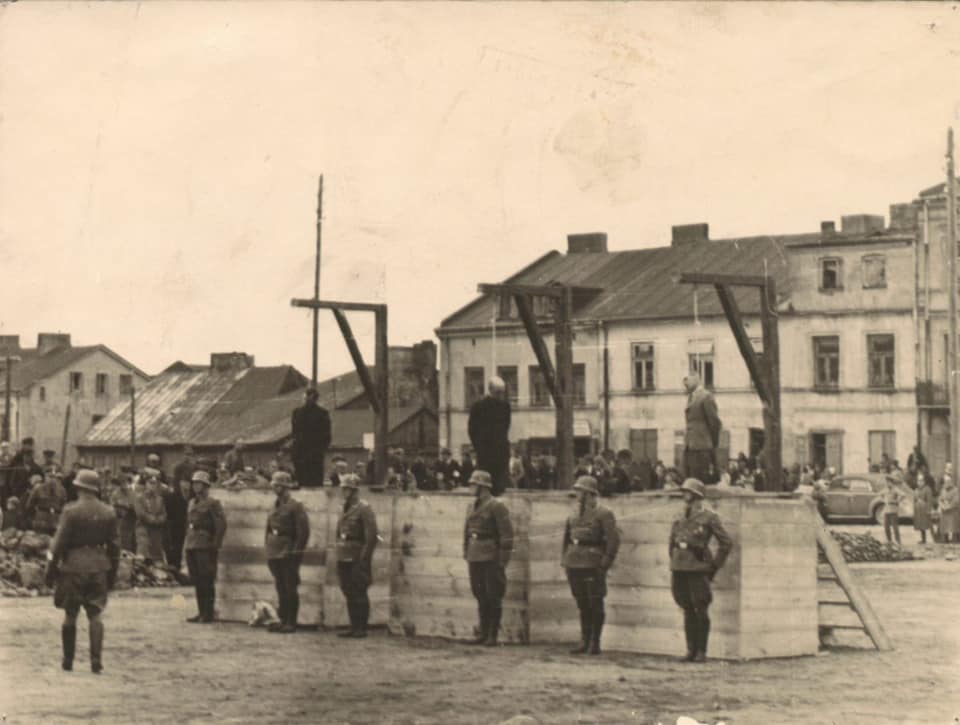 [ZDJĘCIA] Tak wyglądała egzekucja w centrum Kutna. Naziści wydali wyrok za przewóz żywności dla głodujących - Zdjęcie główne