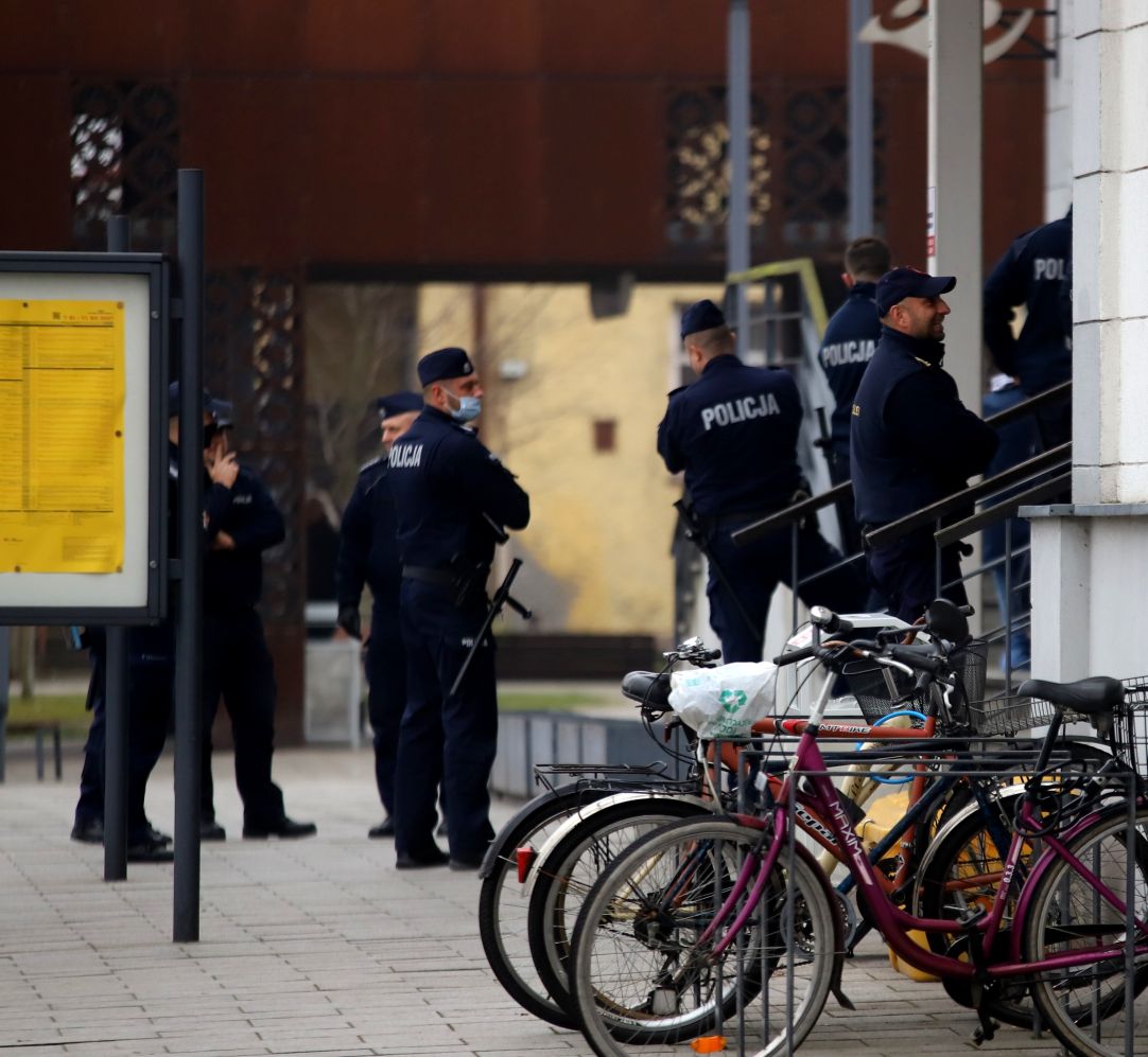 Grupa kibiców na kutnowskim dworcu. Miejsce zabezpiecza policja