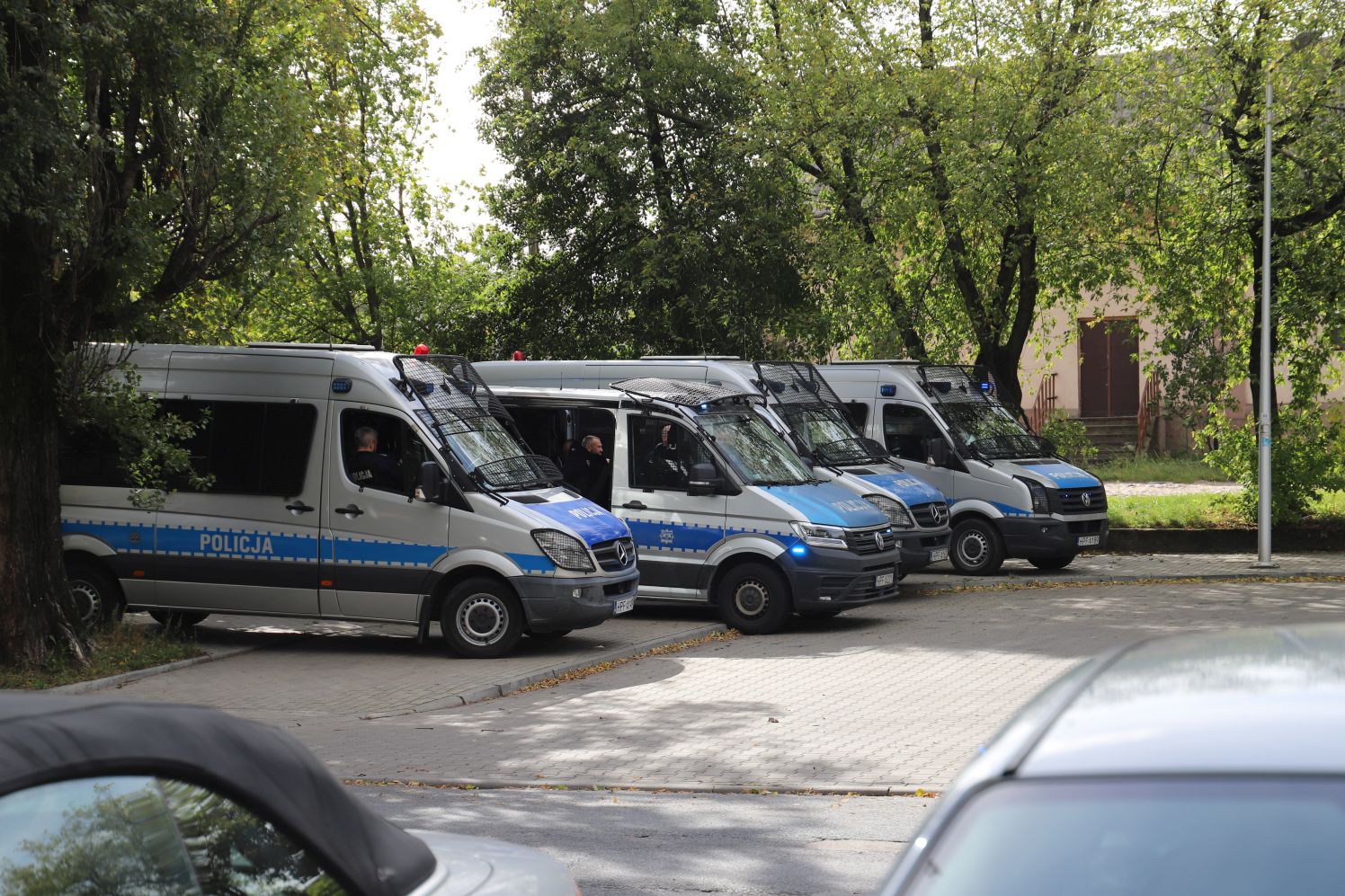 Przy dworcu w Kutnie zaroiło się od policjantów, którzy zabezpieczali przejazd kibiców poznańskiego Lecha