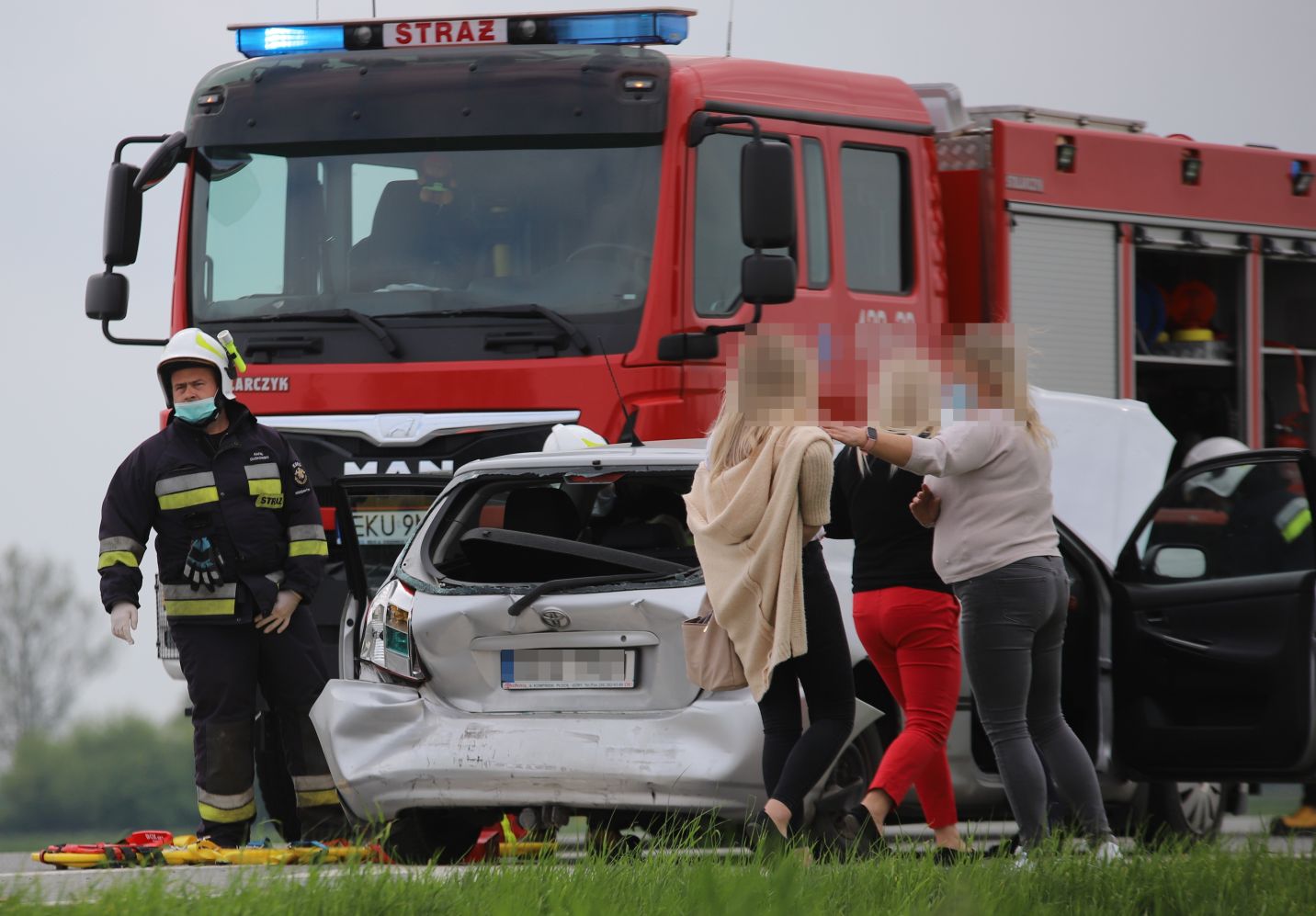 Co najmniej jedna osoba poszkodowana. Pod Kutnem zderzyły się dwie osobówki [ZDJĘCIA] - Zdjęcie główne