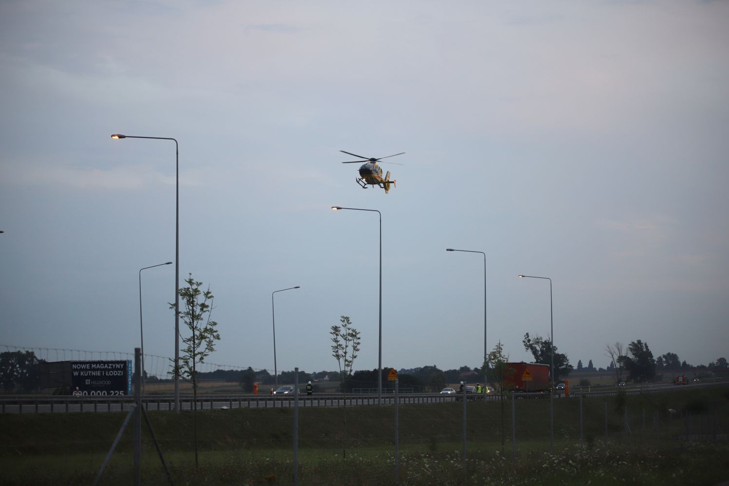 Na autostradzie pod Kutnem samochód zderzył się z ciężarówką, wśród poszkodowanych dziecko, lądował śmigłowiec