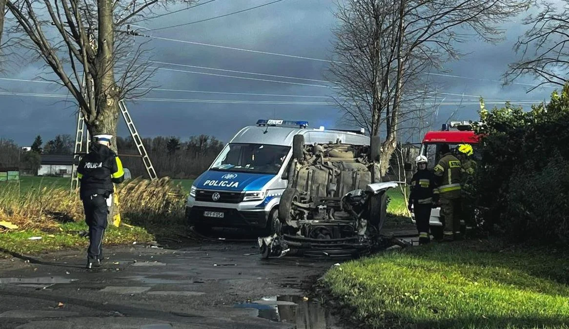 Dachowanie osobówki: droga zablokowana, służby w akcji [FOTO] - Zdjęcie główne