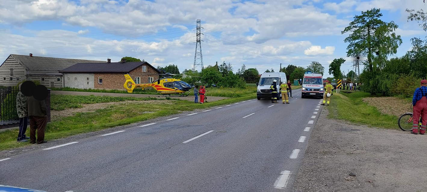 Dziecko pod kołami samochodu. Potrzebna pomoc lotniczego pogotowia [ZDJĘCIA] - Zdjęcie główne