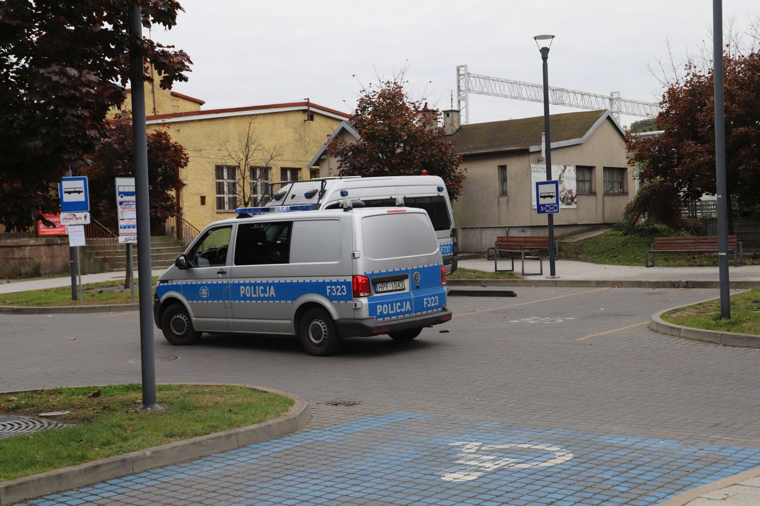 Policja zabezpiecza przejazd kibiców Lecha Poznań przez Kutno