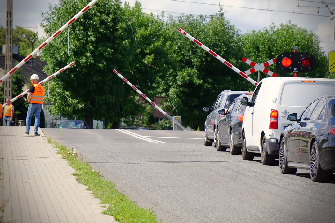 Nowość na przejeździe kolejowym w Kutnie. Zamontowano zapory - Zdjęcie główne