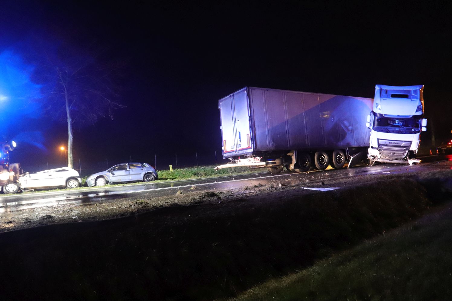 [FOTO] Ciężarówka staranowała dwie osobówki: „Dzięki czujności kierowców nie doszło do tragedii” - Zdjęcie główne