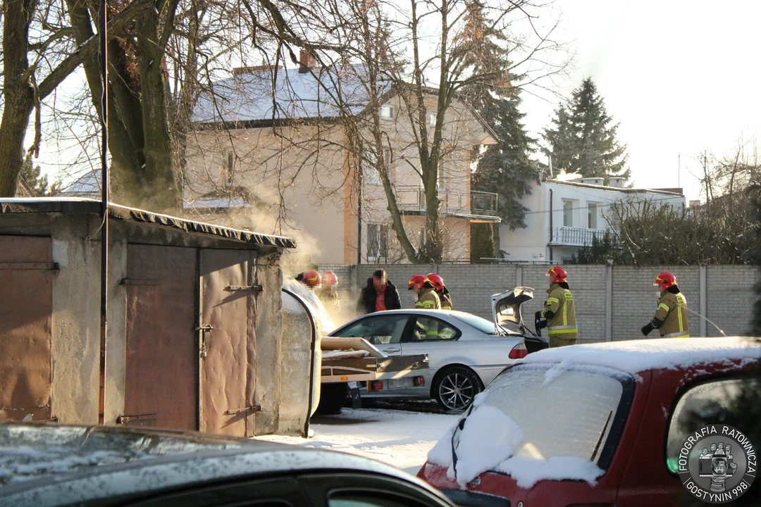 Pożar samochodu w okolicach Kutna. Z ogniem walczyły dwa zastępy straży pożarnej [ZDJĘCIA] - Zdjęcie główne