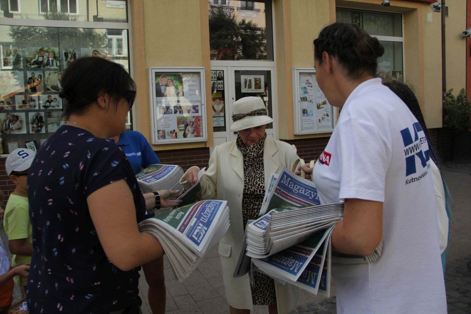 KCI świętuje razem z Wami! Rozdajemy pachnące różami gazety i słodkie niespodzianki