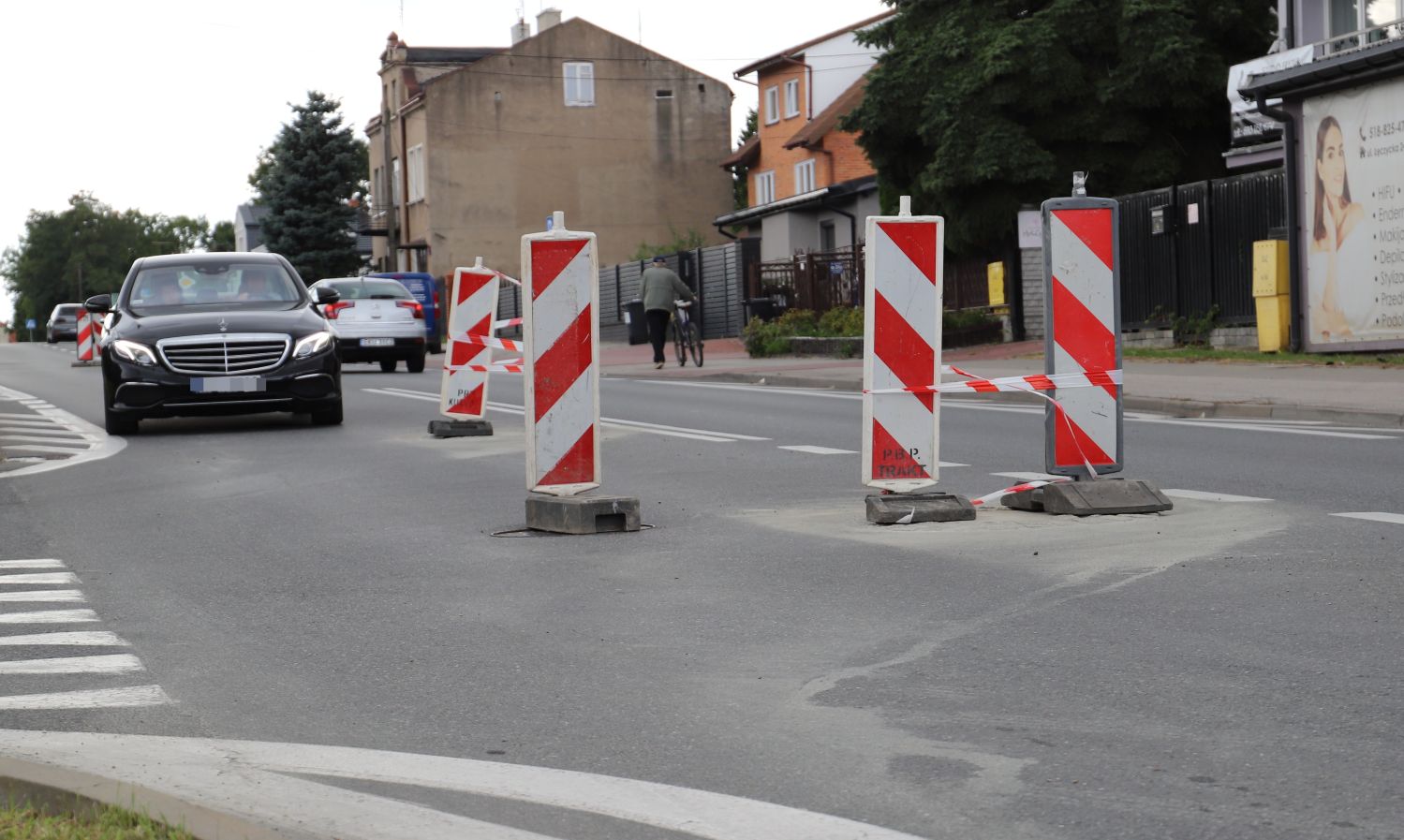 Na Łęczyckiej w Kutnie trwają prace - wymienianie są włazy studzienek (zdjęcie z 18.08.2021)