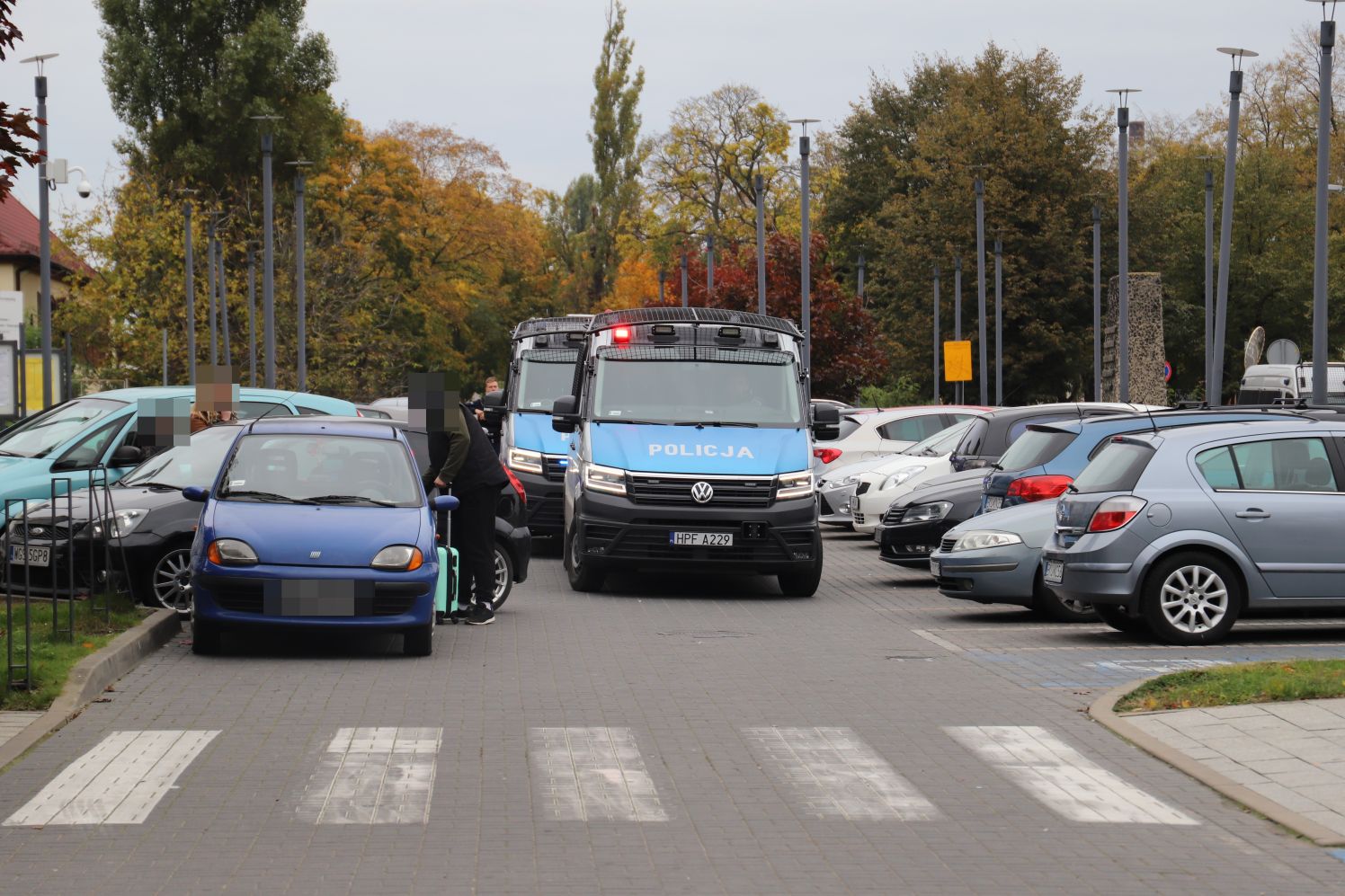 Policja zabezpiecza przejazd kibiców Lecha Poznań przez Kutno