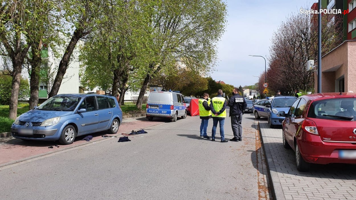 Mundurowi zamierzają oddać cześć koledze, który zginął na służbie (zdjęcie z miejsca w którym padły śmiertelne strzały)