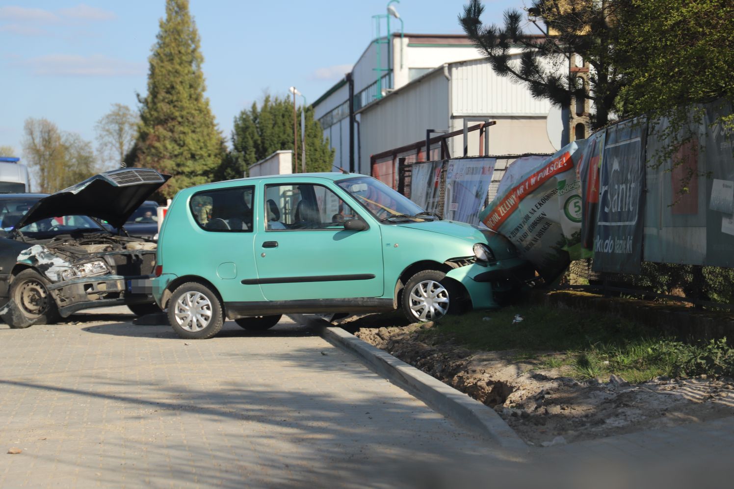 Na Chopina w Kutnie doszło do kraksy z udziałem osobowego emrcedesa i fiata