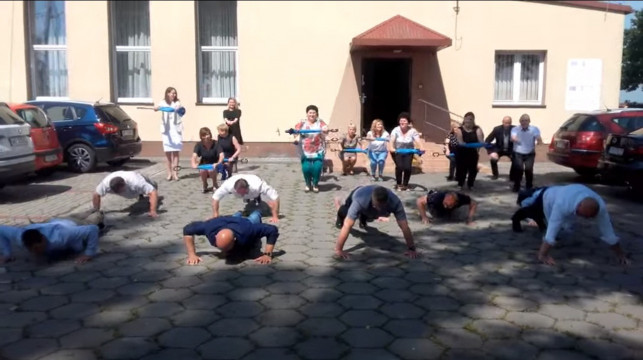 [WIDEO] Wójt Jasińska i urzędnicy robią pompki i przysiady. Gmina Kutno pomaga małej Zosi - Zdjęcie główne