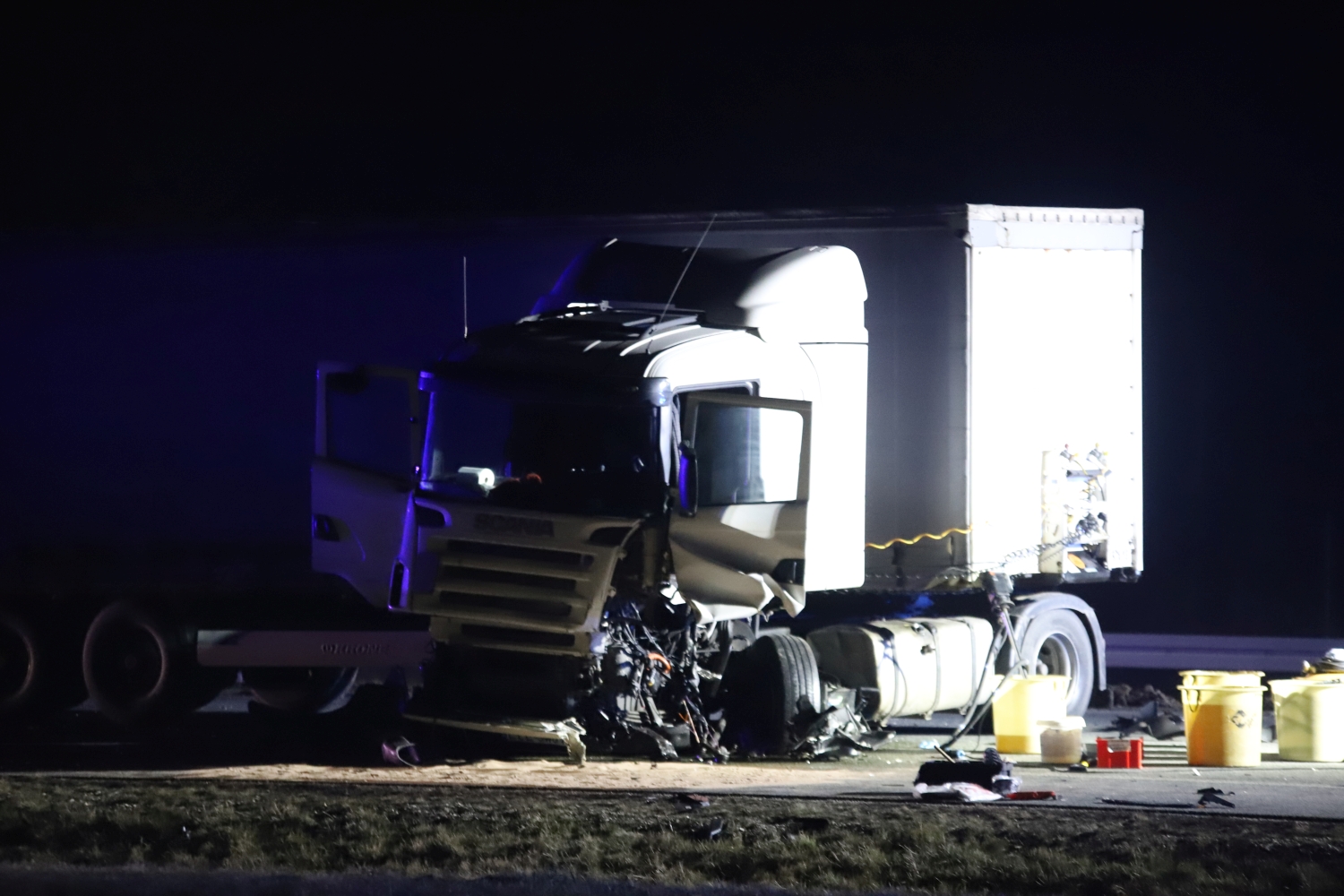 [ZDJĘCIA] Śmiertelny wypadek na autostradzie. Kierowca jechał pod prąd, zginął po zderzeniu z ciężarówką - Zdjęcie główne