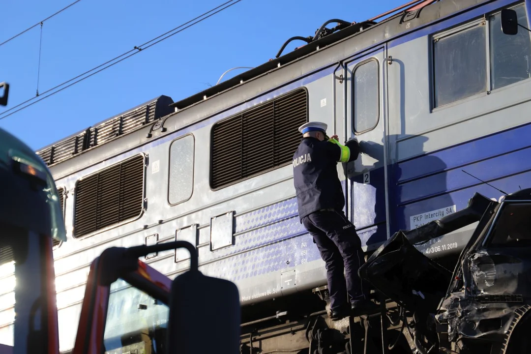 Policja, straż i PKP PLK komentują śmiertelny wypadek z udziałem samochodu i pociągu do którego doszło pod Kutnem