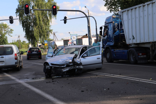 [ZDJĘCIA] Dwa samochody rozbite. Czołowe zderzenie na DK92 - Zdjęcie główne
