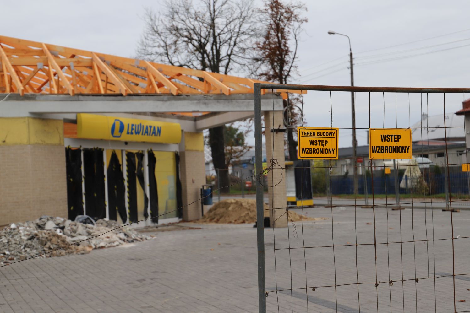 W sierpniu w Kutnie podpalono sklep. Trwa jego odbudowa, wkrótce ponownie powinniśmy móc zrobić zakupy w Delikatesach TDJ Ozdowscy przy Łęczyckiej