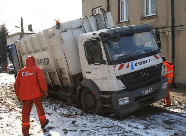 Droga zapadła się pod śmieciarką! - Zdjęcie główne