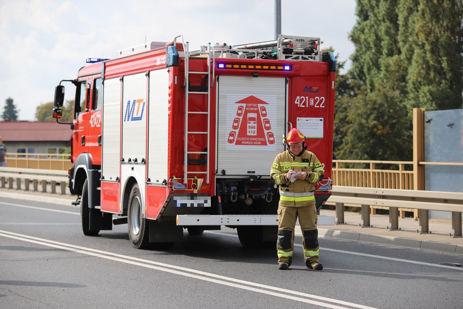 Kraksa z udziałem dwóch aut na wiadukcie. Są osoby poszkodowane 