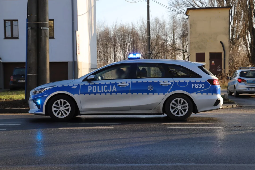 Obcy mężczyzna "kręcił się" po parkingu. Wezwano policję, 26-latkowi grozi więzienie - Zdjęcie główne