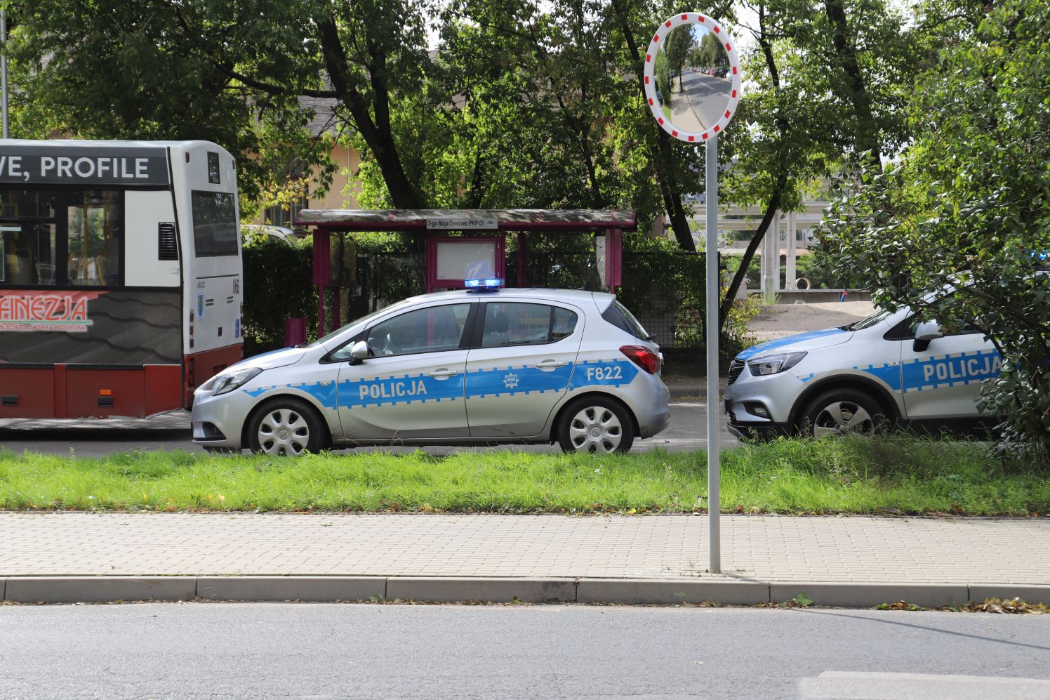 Przy dworcu w Kutnie zaroiło się od policjantów, którzy zabezpieczali przejazd kibiców poznańskiego Lecha