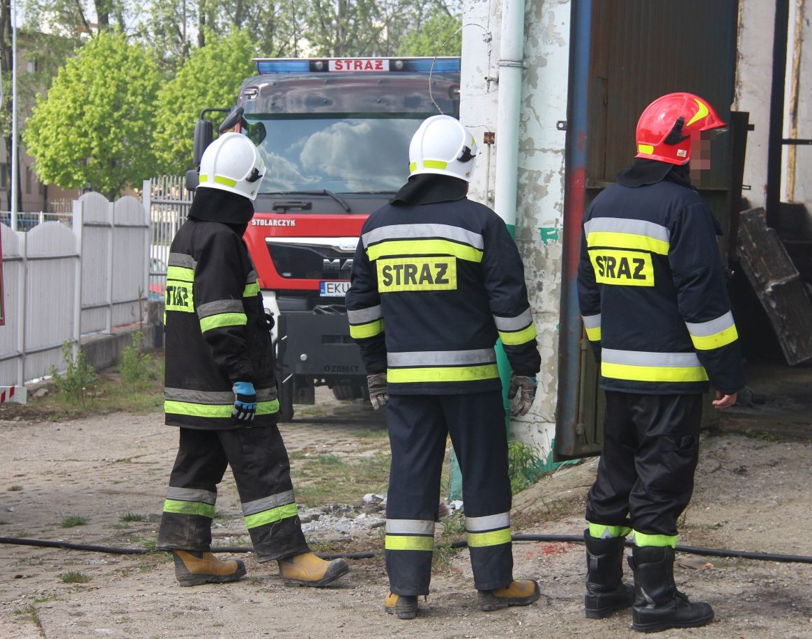 Zalało piwnicę w szkole podstawowej. Pracowity dzień strażaków z powiatu kutnowskiego [ZDJĘCIA] - Zdjęcie główne